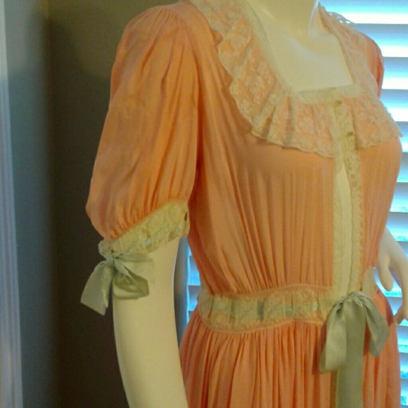 Beautiful baby pink vintage robe - Picture 3 of 4